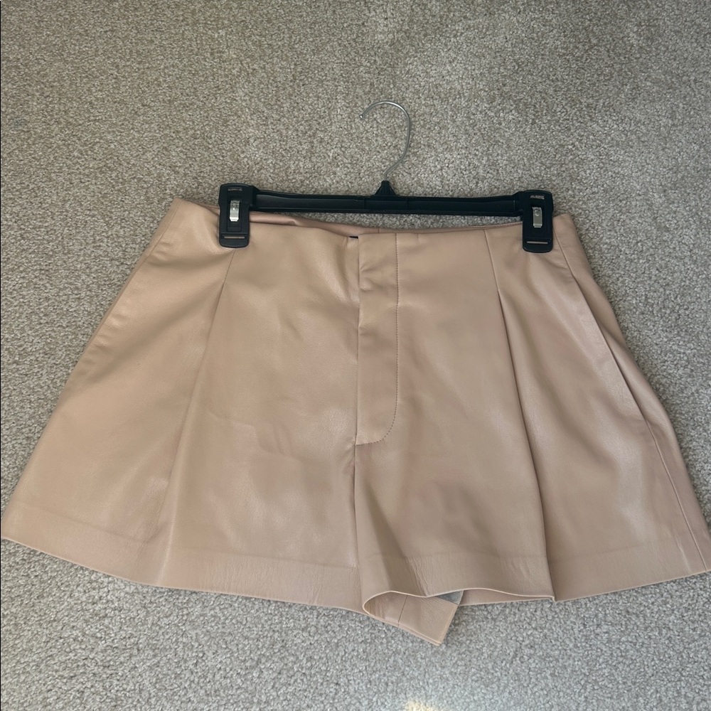 New Alice and Olivia Steffie faux leather shorts - Picture 3 of 16
